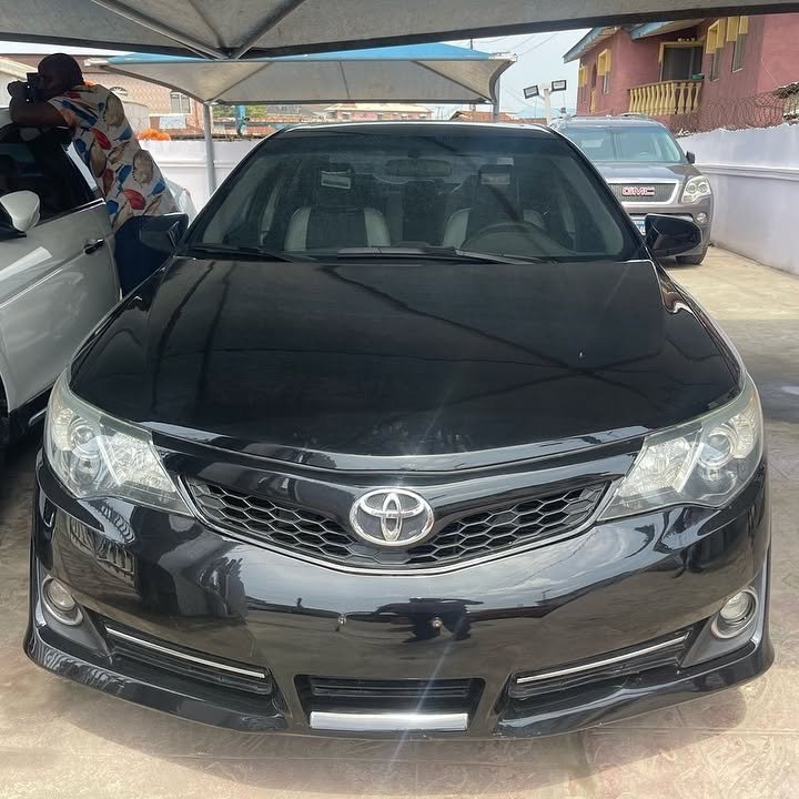2013 Toyota Camry Sport — Front seats