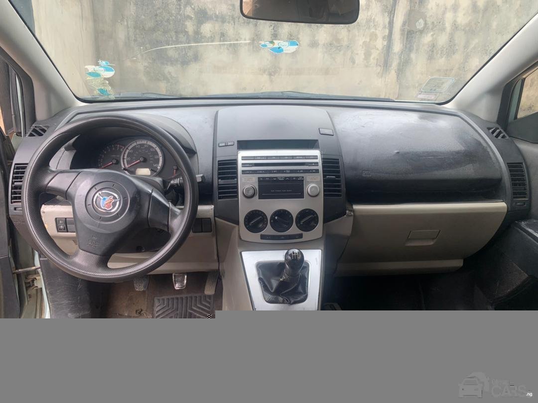 Mazda 5 Manual — Dashboard