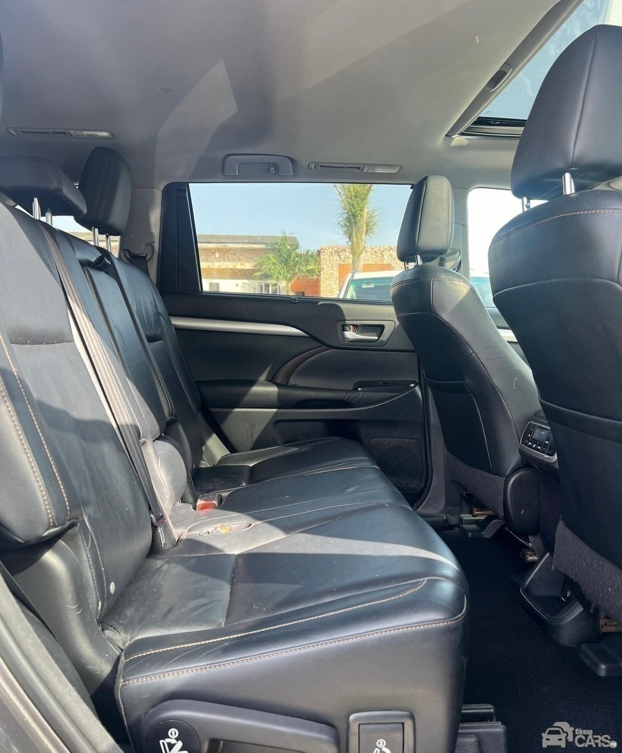 2014 Toyota HIGHLANDER XLE — Dashboard