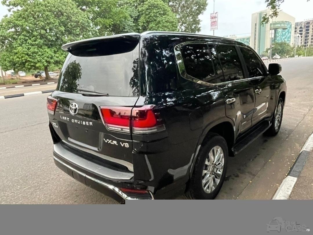 2023 Toyota UPGRADED LAND — Front seats