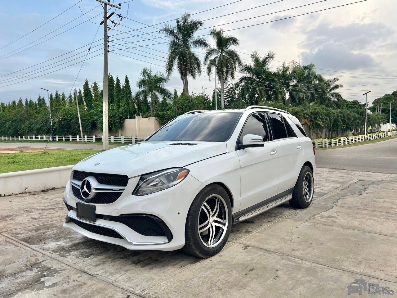 2015 Mercedes-Benz ML350 UPGRADED — Side profile