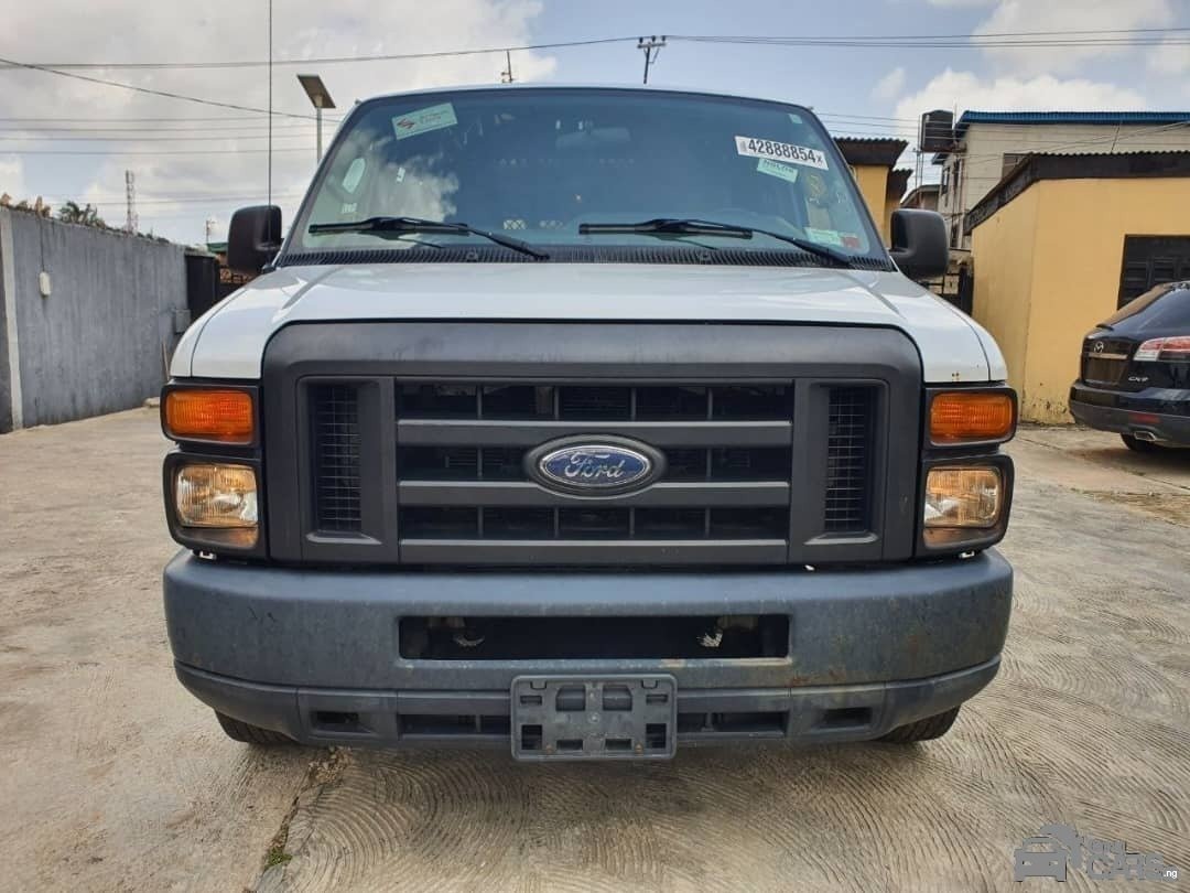 2013 Ford E-150 white