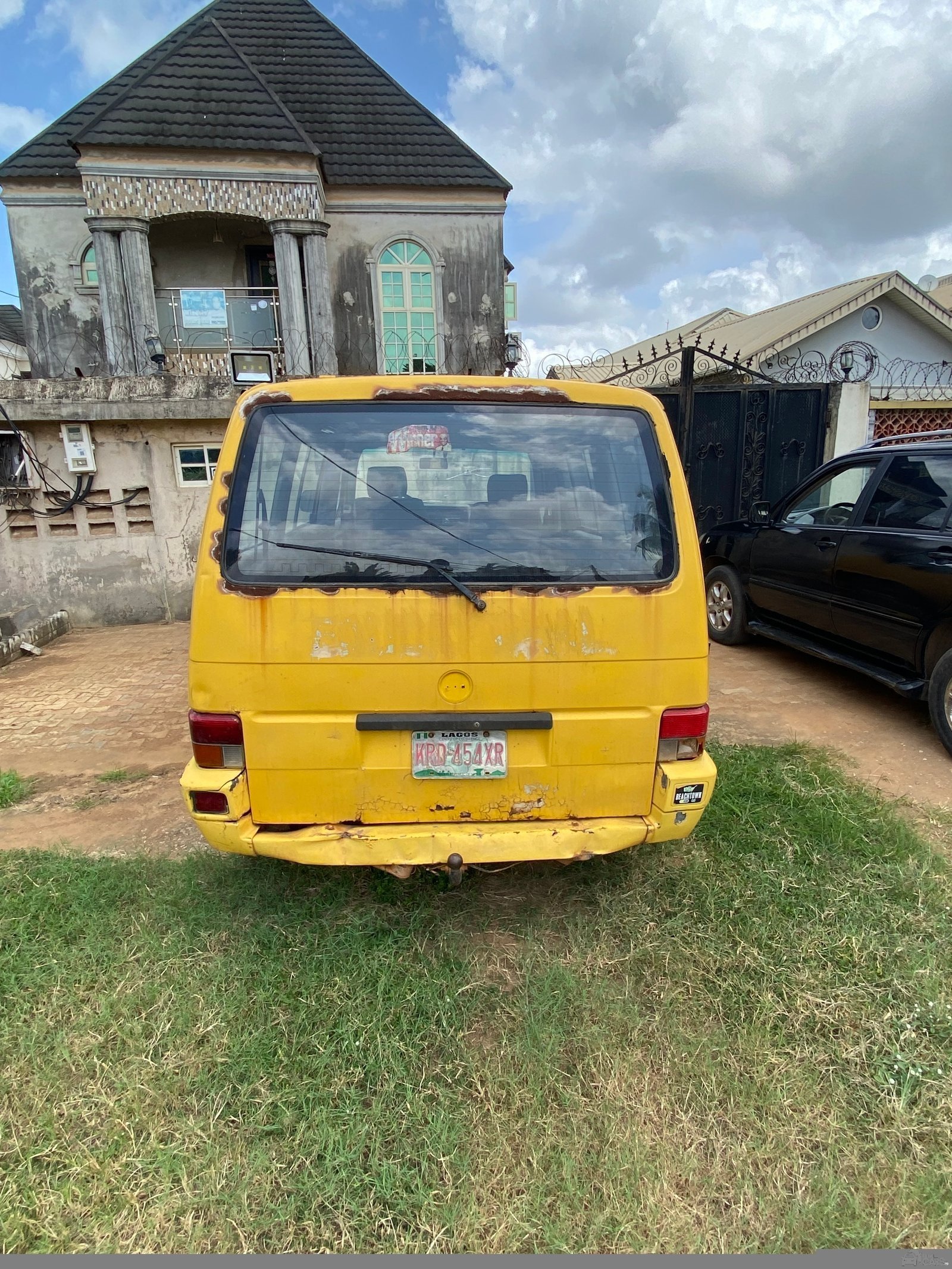 Volkswagen transportation Bus — Side profile