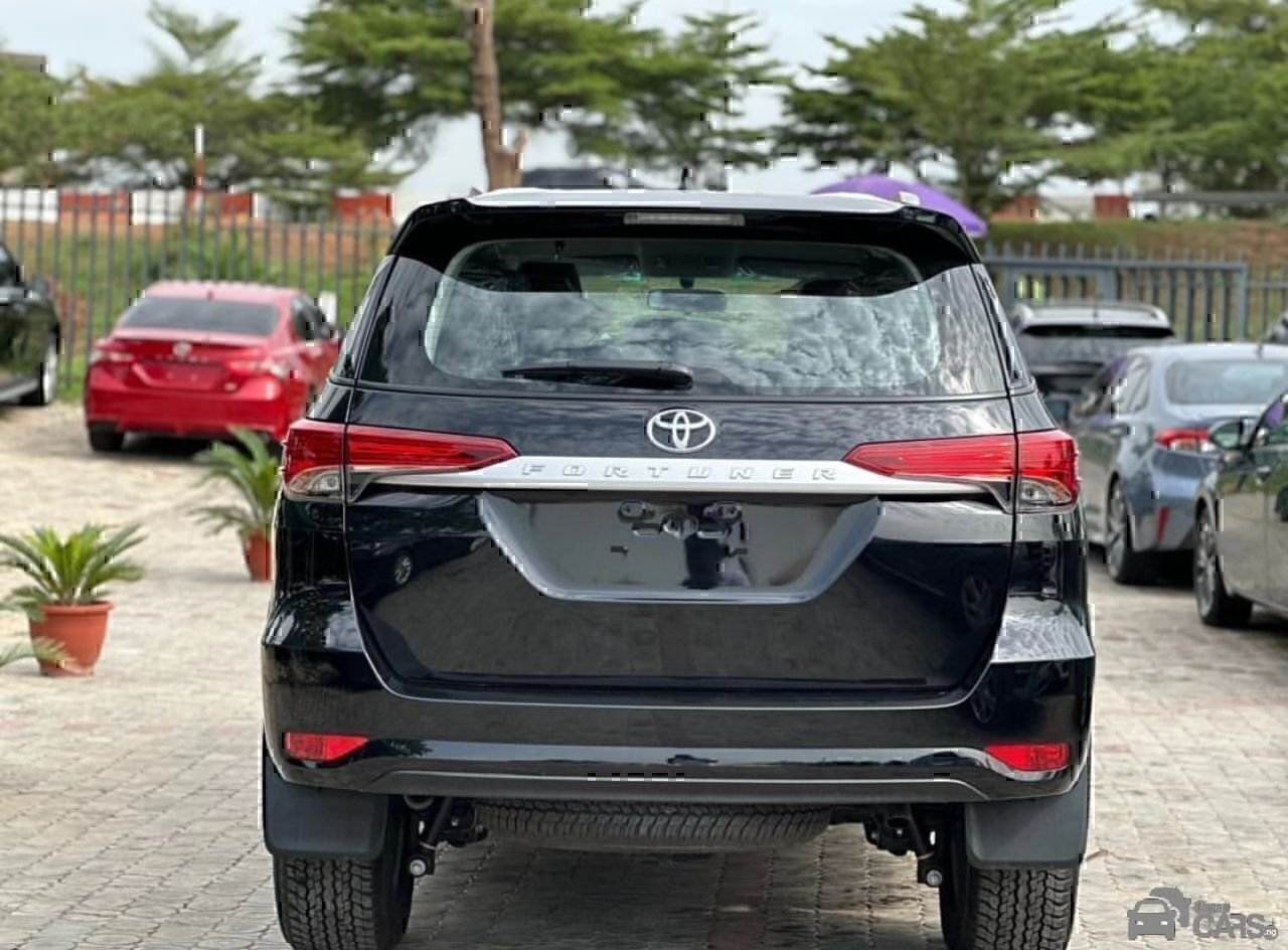 2024 Toyota FORTUNER — Front seats