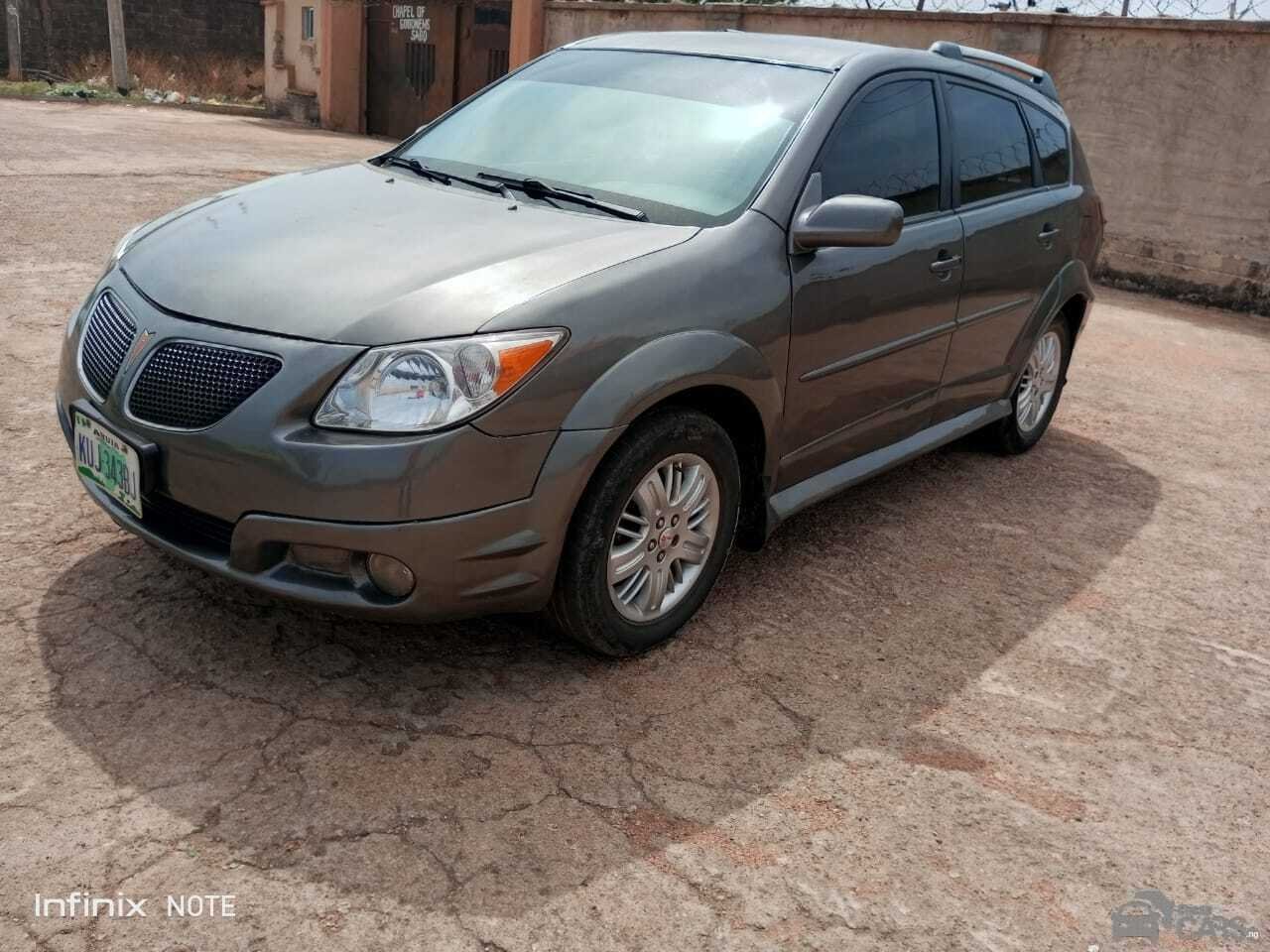 Toyota Pontiac vibe — Side profile
