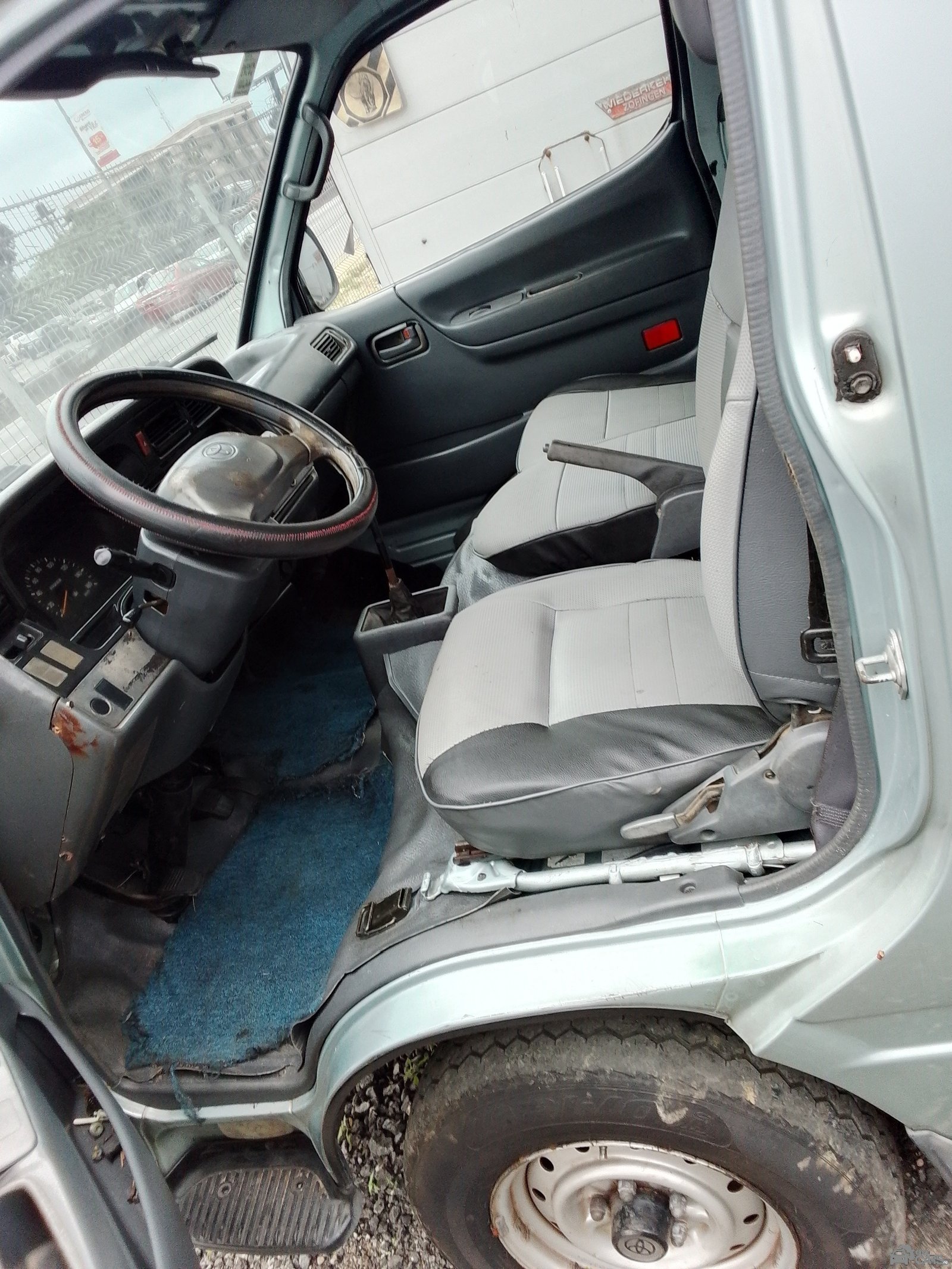 Commercial Toyota Hiace — Side profile