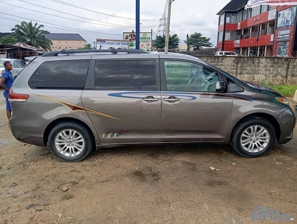 Toyota 012 sienna — Side profile