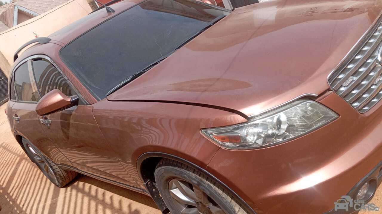 Infiniti Infinit FX35 — Side profile