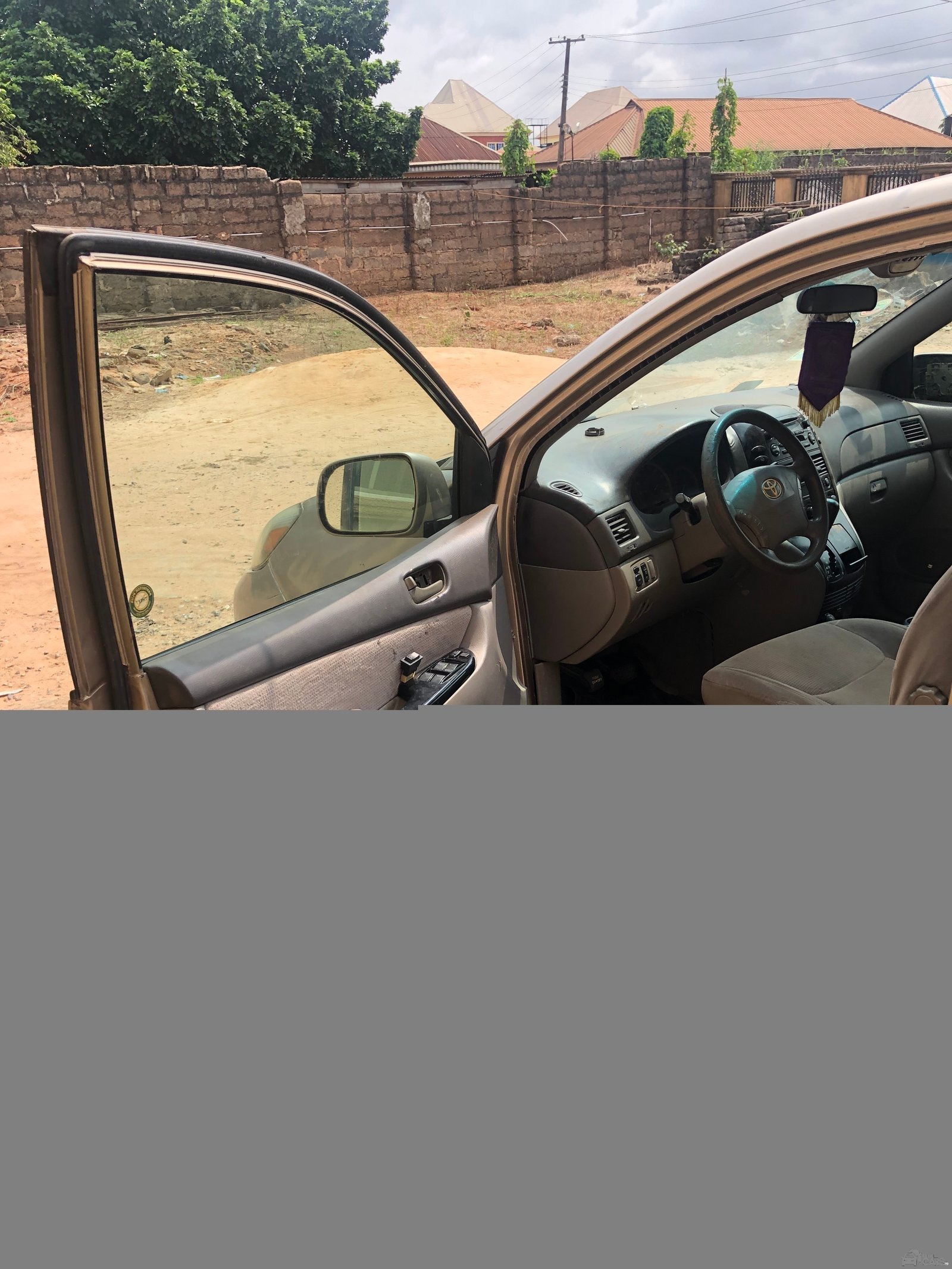 Toyota Motor vehicle — Side profile