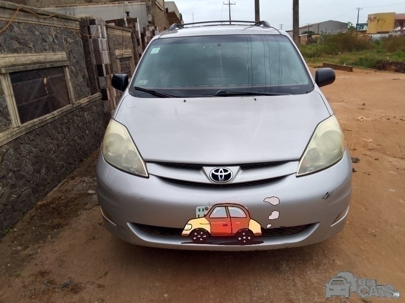 2007 Toyota Sienna — Side profile