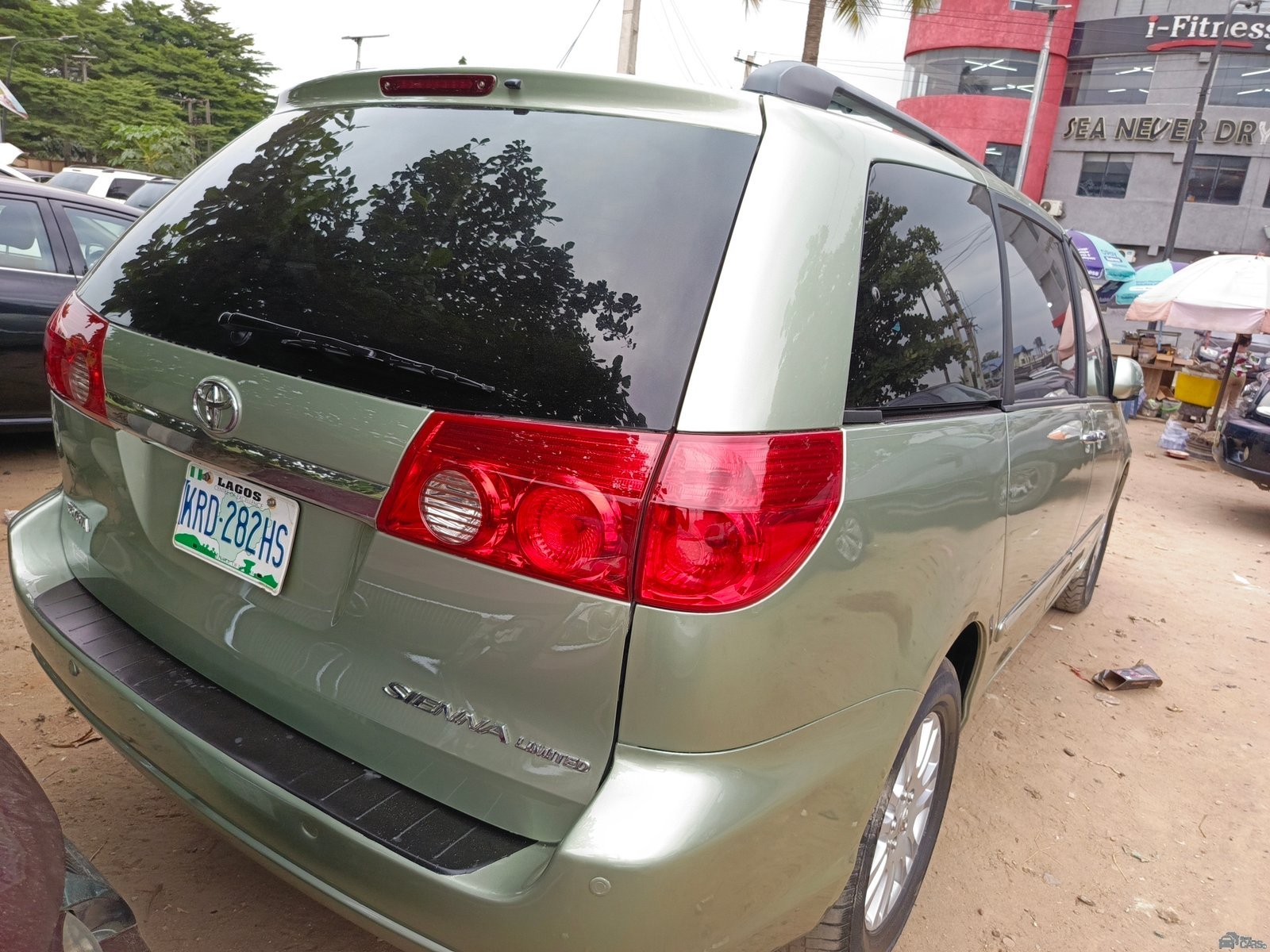 Toyota sienna — Side profile