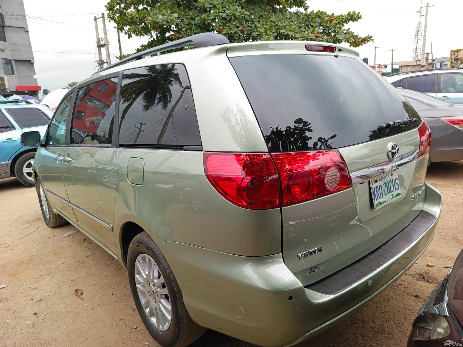 Toyota sienna — Rear 3/4
