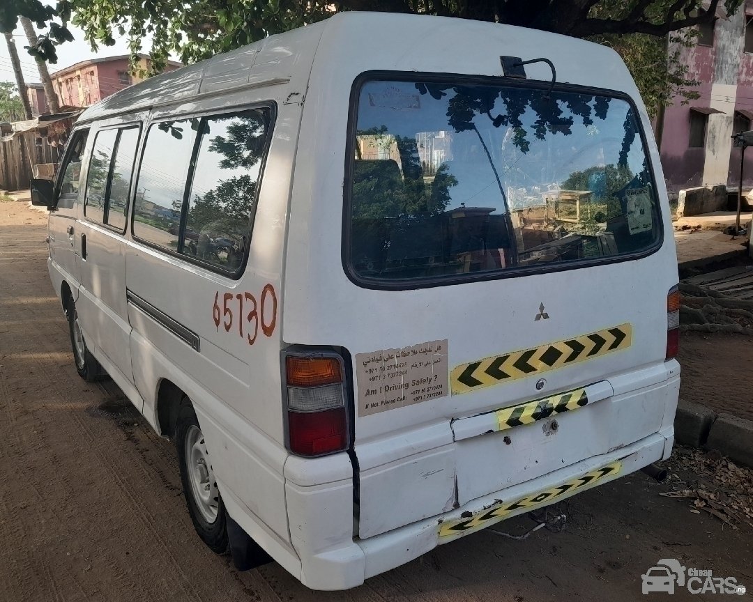 2009 Mitsubishi L300 Bus — Front seats