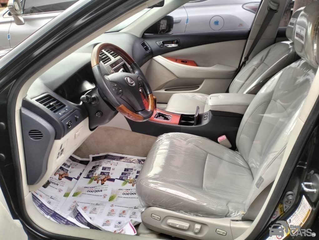 2010 Lexus ES350 — Rear seats