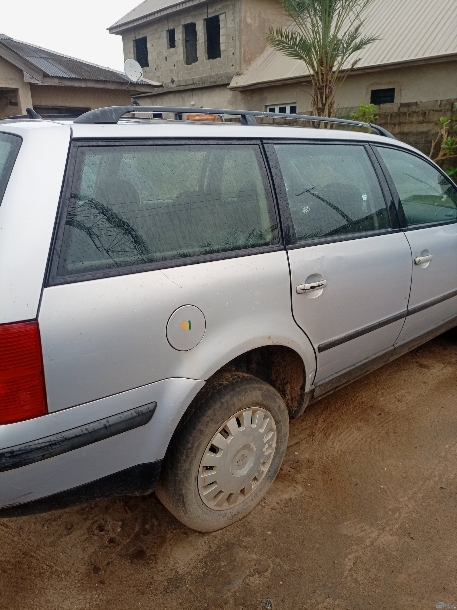 Volkswagen Passat wagon — Rear 3/4