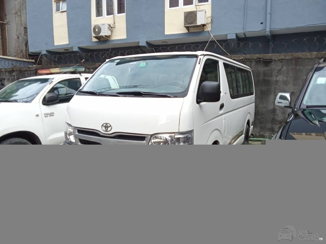 Bus TOYOTA HIACE