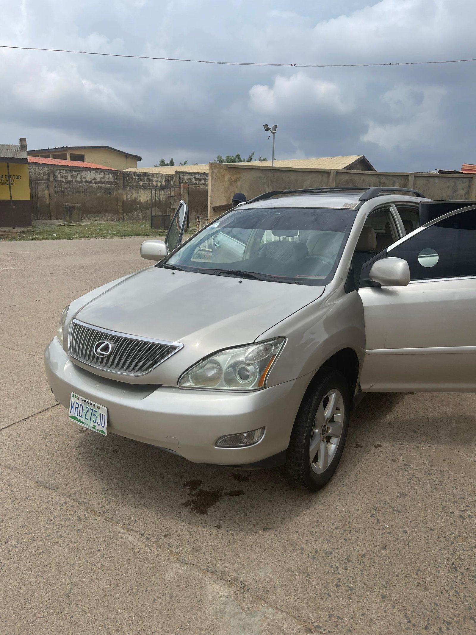 Lexus Car rx — Front seats