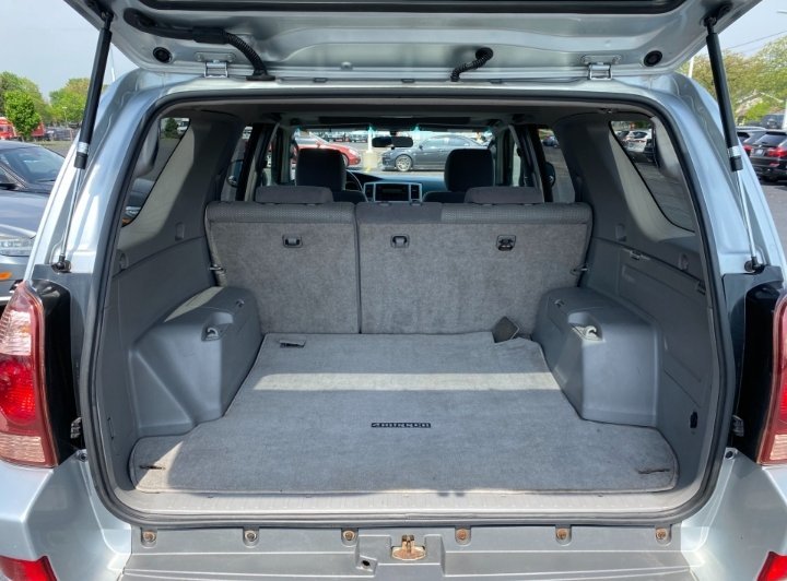 2005 Toyota 4RUNNER V6 — Rear seats