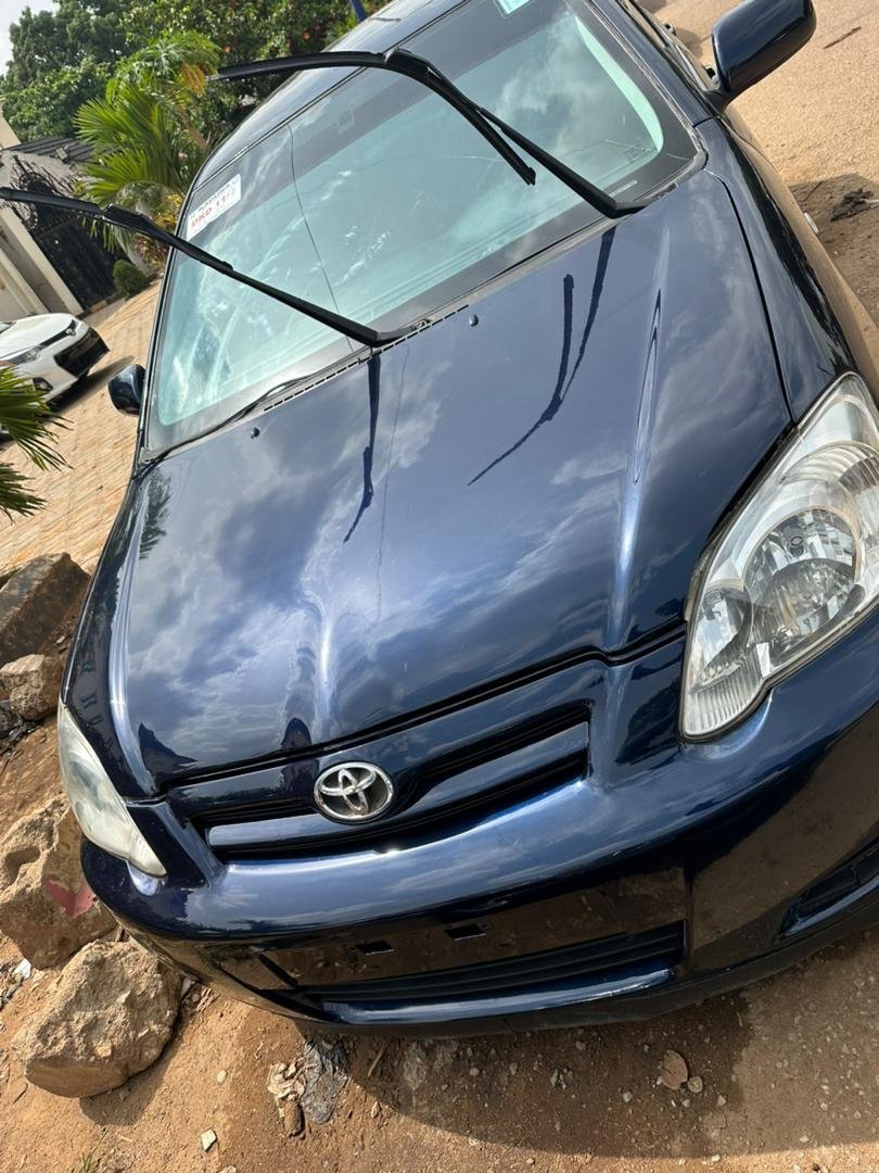 Toyota Corolla Verso — Side profile