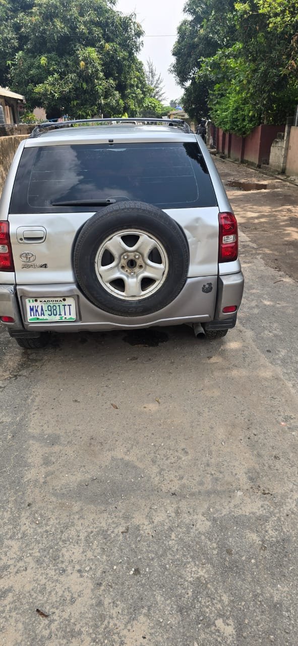 2005 Unknown Toyota rav4 — Side profile