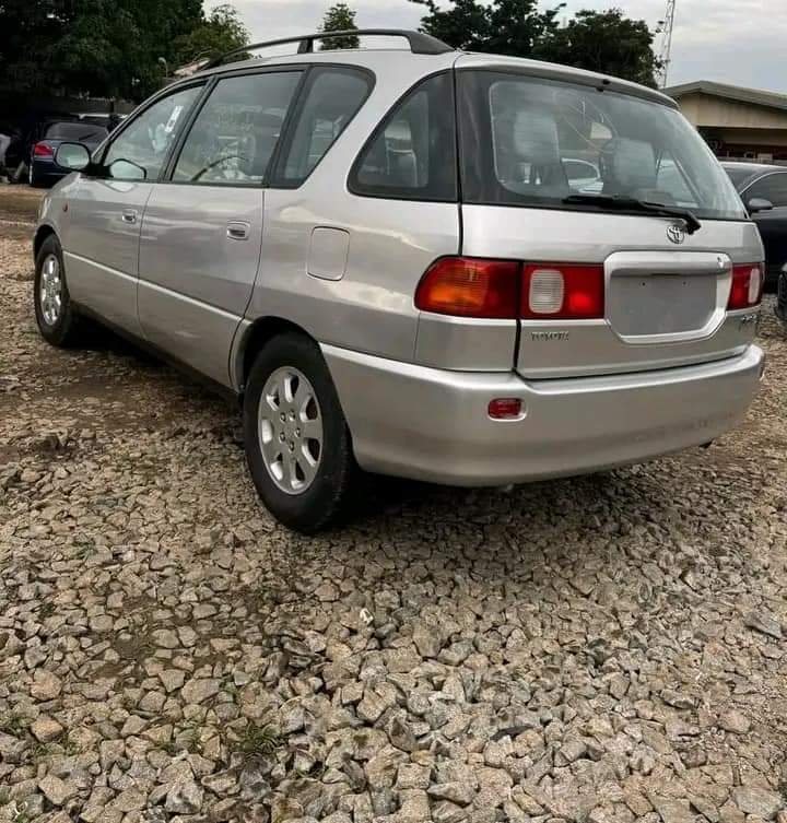 Toyota Picnic — Rear 3/4