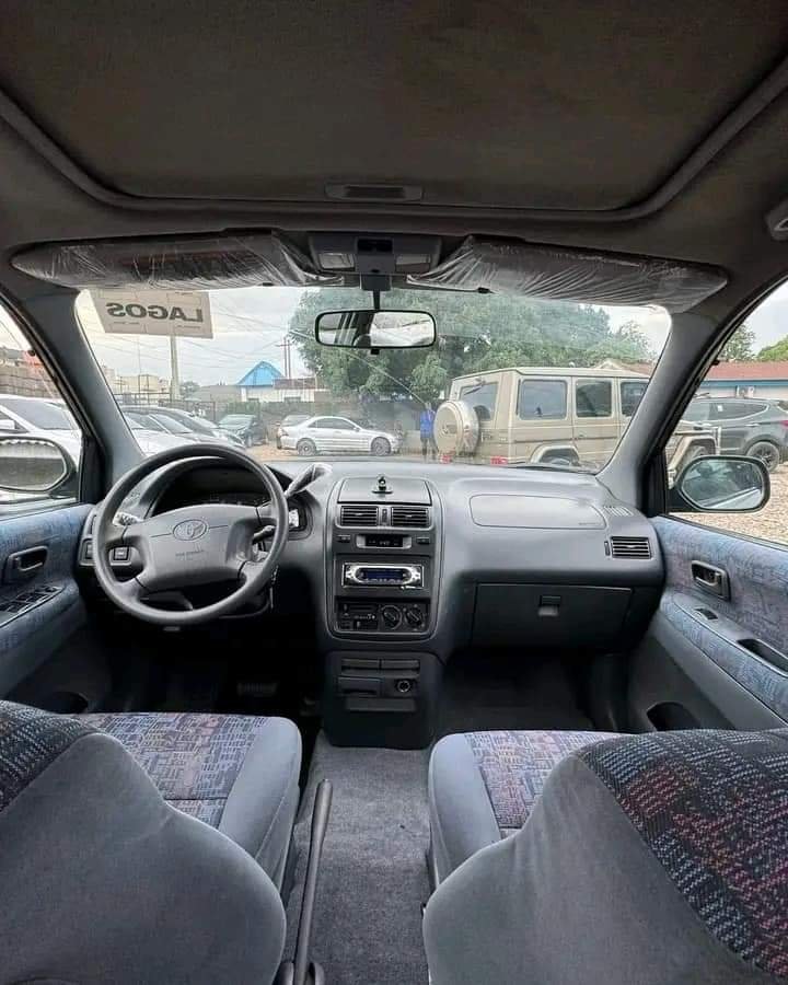 Toyota Picnic — Front seats