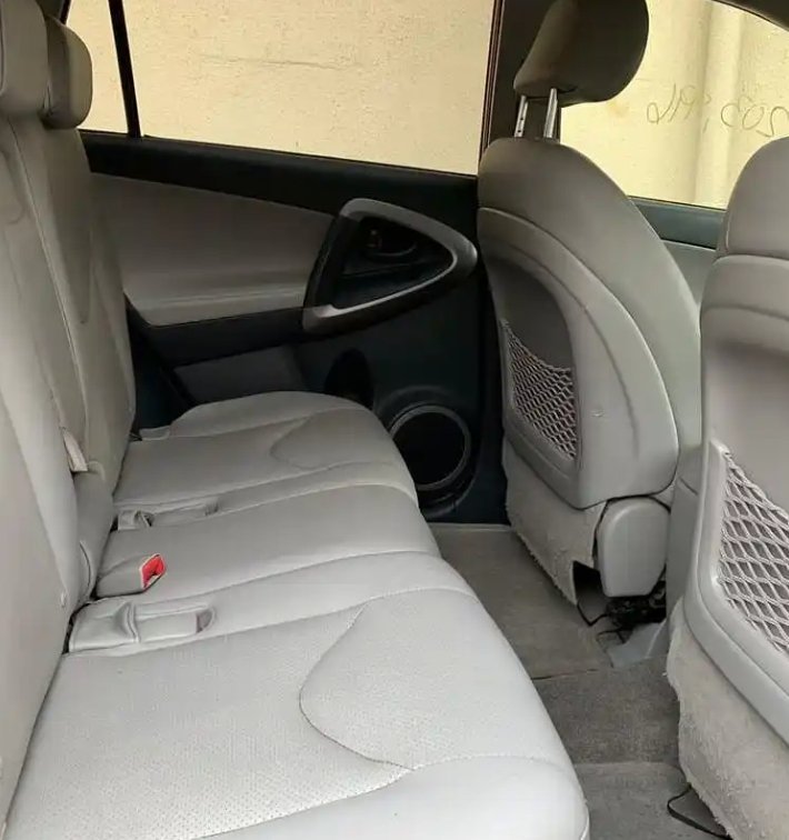 Unknown Toyota RAV4 — Rear 3/4