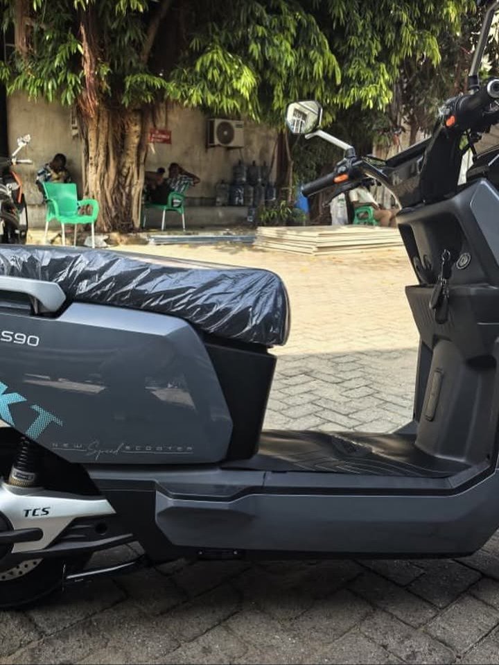 Unknown Electric scooter — Side profile