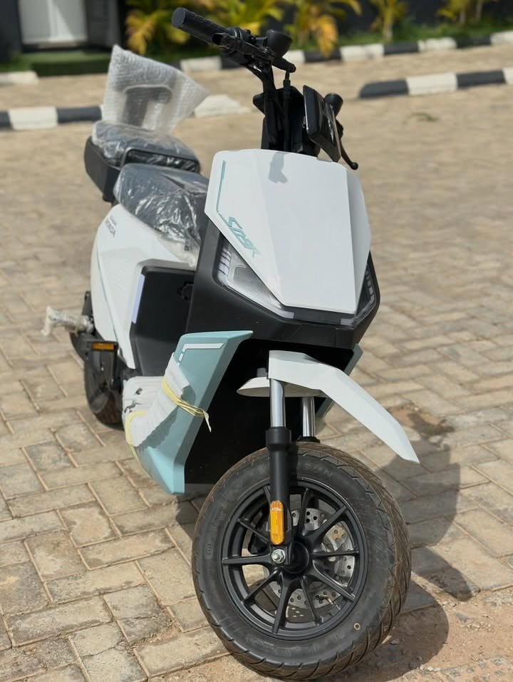 Unknown Electric scooter — Rear 3/4