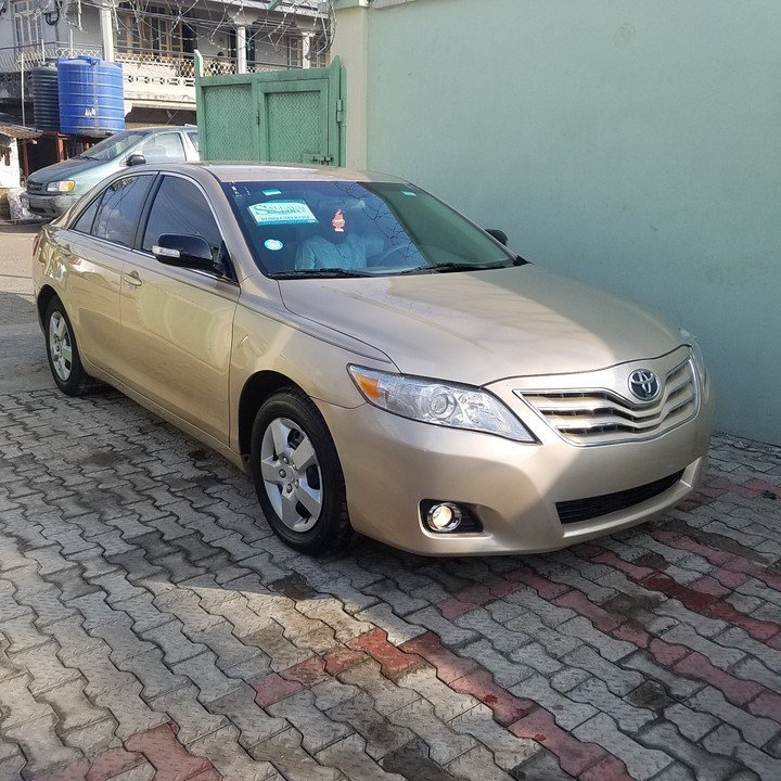 2010 Toyota Camry LE — Side profile