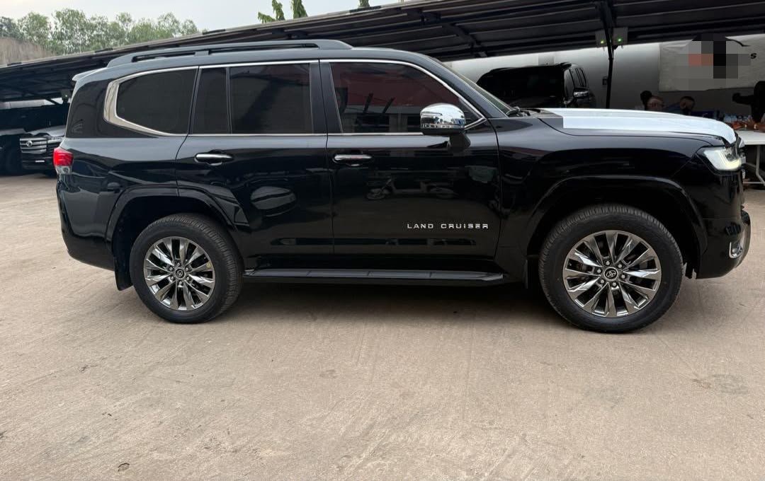 2026 Toyota Land Cruiser VXR, Rear 3/4