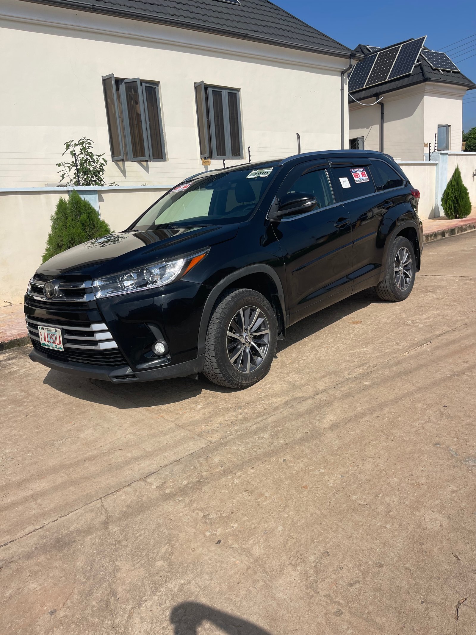 2017 Toyota Highlander SE, Side profile