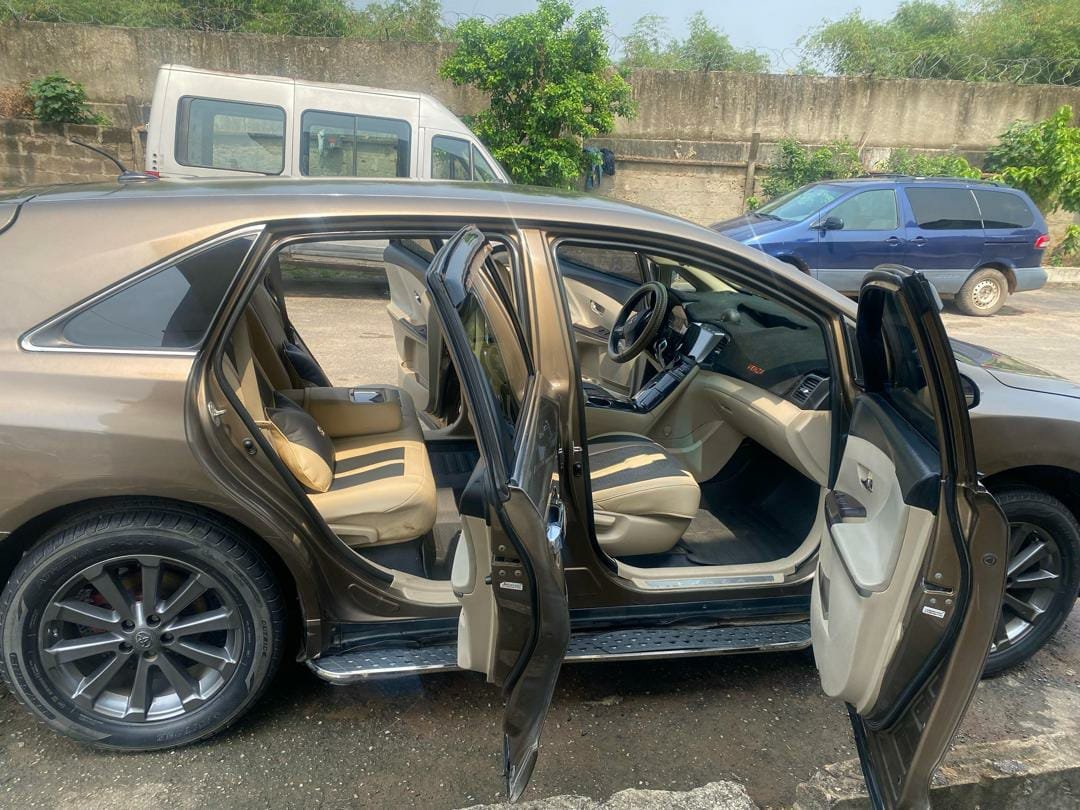 2011 Toyota Venza LE, Rear 3/4