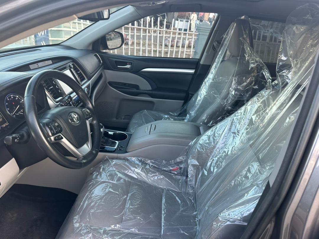 2016 Toyota Highlander XLE — Front seats
