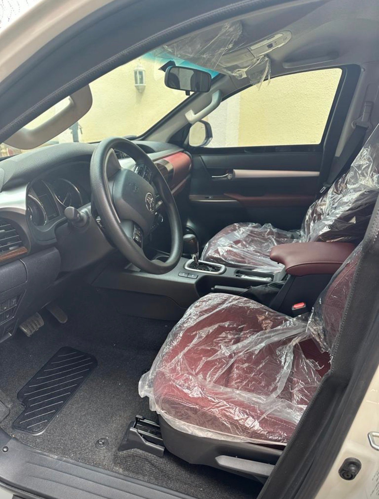 2022 Toyota Hilux SR5 — Side profile