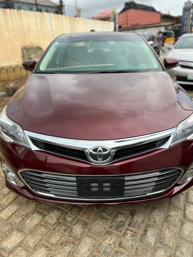 2013 Toyota Avalon XLE, Side profile