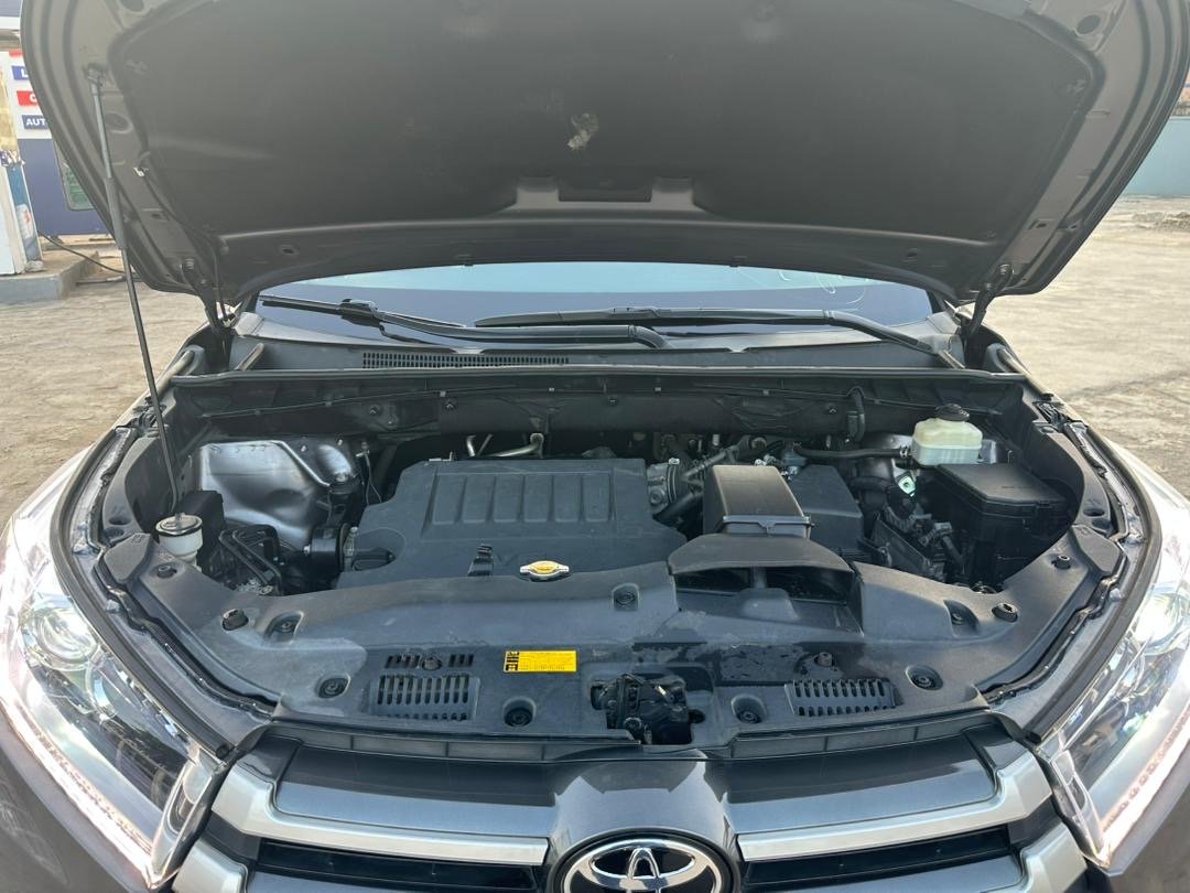 2016 Toyota Highlander XLE — Side profile
