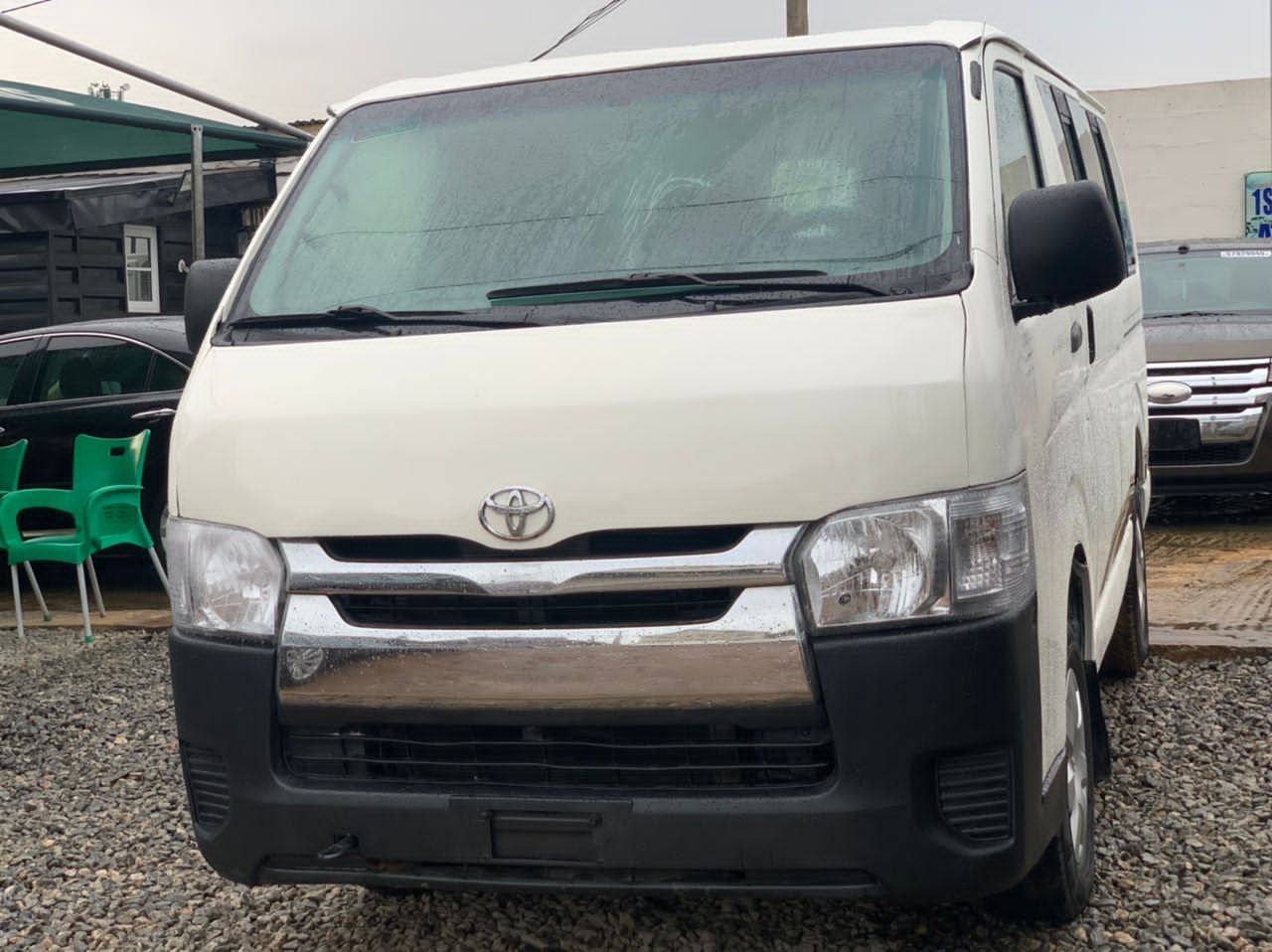2012 Toyota Hiace 1.54, Side profile