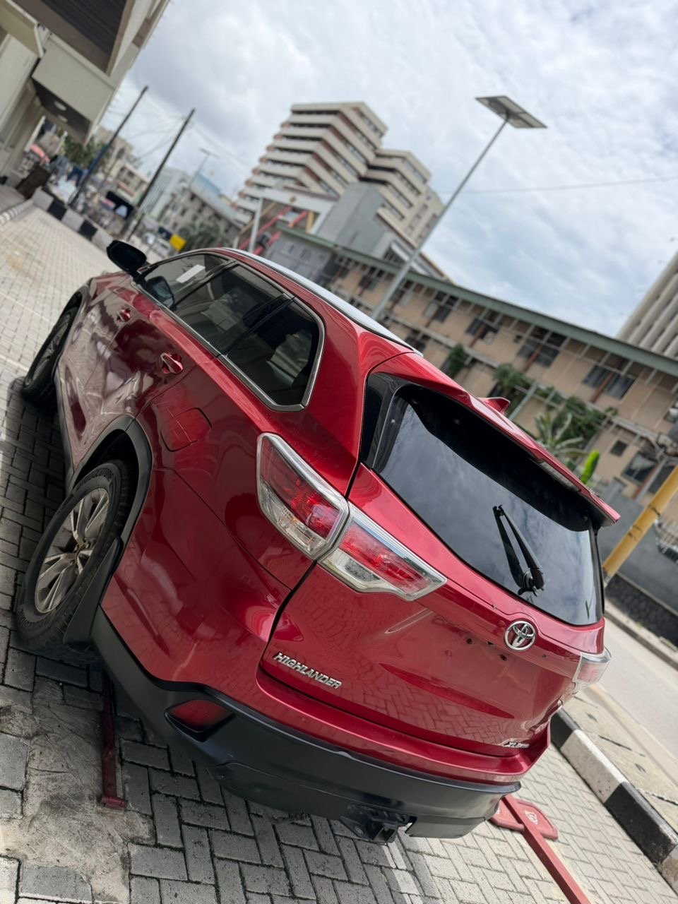 2017 Toyota Highlander XLE — Side profile