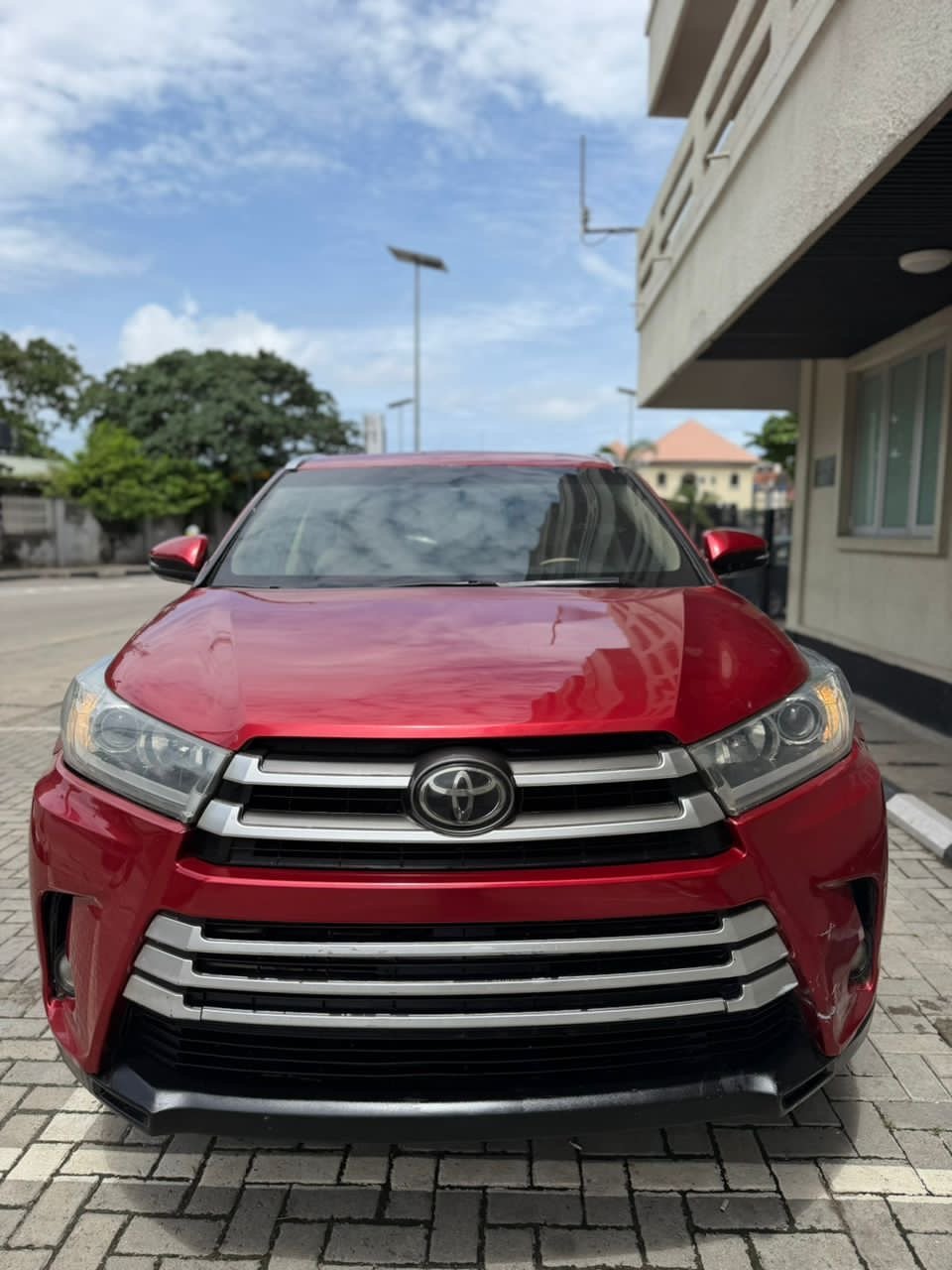 2017 Toyota Highlander XLE — Rear 3/4